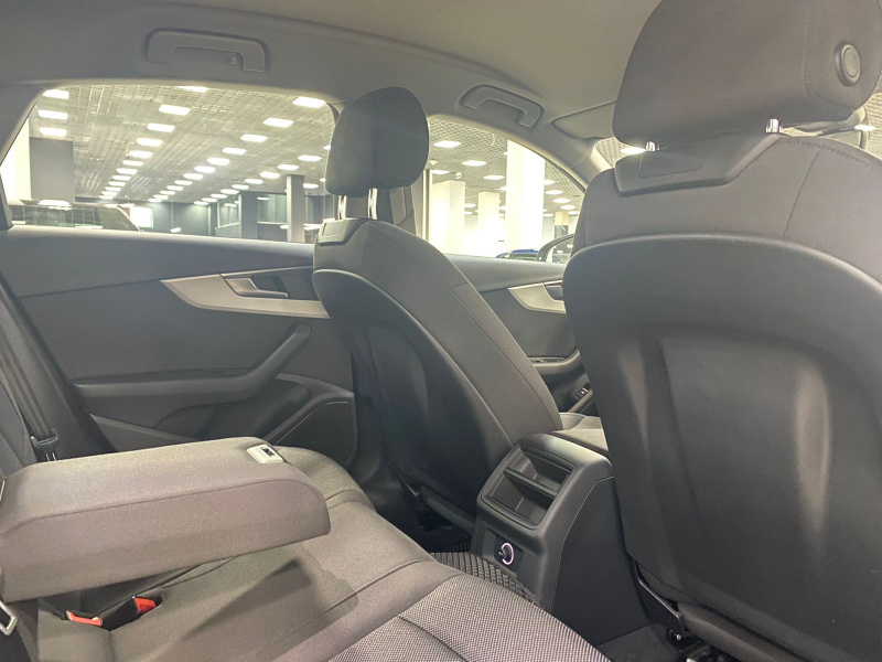AUDI A4 2.0 2020г