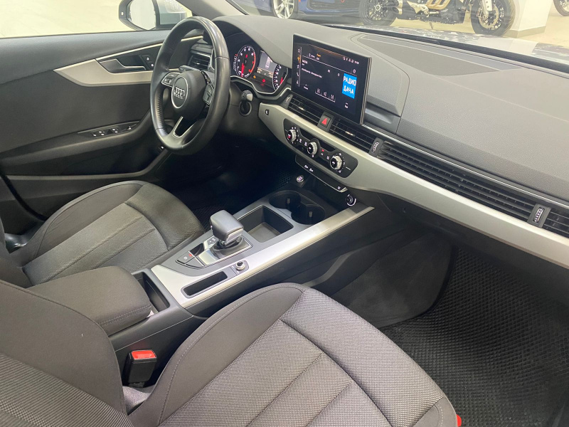 AUDI A4 2.0 2020г